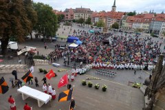 Trotz des sehr unbeständigen Wetters waren über 1.000 Wallfahrerinnen und Wallfahrer zur diesjährigen Bistumswallfahrt auf den Domplatz – vor der Kulisse von Dom und Severikirche – gekommen. 
Mindestens noch einmal so viele Menschen lauschten vom Petersberg und dem umliegenden Straßen aus dem Klang der Gloriosa – der weltweit ältesten freischwingenden Glocke des Mittelalters – welche den Wallfahrtsgottesdienst einläutete. 

Passend zum Motto: „ZusammenFinden“  hatten sich Christen aus dem gesamten Thüringer Raum auf verschiedensten Pilgerwegen auf  den Weg in die Thüringer Landeshauptstadt gemacht. Darunter auch Vertreter verschiedener Ordensstände wie dem Deutsch Orden, dem Orden der Ritter vom Heiligen Grab zu Jerusalem und dem Malteser Orden. 

Bischof Ulrich Neymeyr betonte, dass es ein Gebot der Stunde sei, dass die Menschen „Zusammenfinden“. Auch ging er auf auf die aktuelle Situation in der katholischen Kirche ein. Dabei betonte er, dass es sehr unterschiedliche Auffassungen und Vorstellungen über die zukünftige Ausrichtung und den Weg der Kirche in die Zukunft gäbe. „Es ist eine große Herausforderung, synodal (*1) auf einem gemeinsamen Weg zu bleiben. Manches können wir hier in Deutschland selbst gestalten. In vielen Bereichen sind wir aber in die Weltkirche eingebunden.“

Nach den durch Pandemie-Anordnungen eingeschränkten Möglichkeiten freuten sich viele Menschen, sich in diesem Jahr wieder auf dem Domplatz zu treffen, sich zu begegnen und auszutauschen. Mit einem modernen Musikstil überzeugte auch die Leinefelder Band „Heaven‘s Gate“, welche zusammen mit dem Domorganisten Silvius von Kessel an der Orgel den Gottesdienst musikalisch untermalte.

*1 Der Synodale Weg nennt als Ziel des Forums: „Das Forum beleuchtet die Rolle der Frau in der Kirche. Mit dem Synodalen Weg geht es um die Frage, wie die Relevanz von Glaube und Kirche wieder in die gesellschaftliche Debatte eingebracht und gleichzeitig Antworten auf innerkirchliche Fragen gegeben werden können.: Foto: Andreas Abendroth