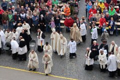 Trotz des sehr unbeständigen Wetters waren über 1.000 Wallfahrerinnen und Wallfahrer zur diesjährigen Bistumswallfahrt auf den Domplatz – vor der Kulisse von Dom und Severikirche – gekommen. 
Mindestens noch einmal so viele Menschen lauschten vom Petersberg und dem umliegenden Straßen aus dem Klang der Gloriosa – der weltweit ältesten freischwingenden Glocke des Mittelalters – welche den Wallfahrtsgottesdienst einläutete. 

Passend zum Motto: „ZusammenFinden“  hatten sich Christen aus dem gesamten Thüringer Raum auf verschiedensten Pilgerwegen auf  den Weg in die Thüringer Landeshauptstadt gemacht. Darunter auch Vertreter verschiedener Ordensstände wie dem Deutsch Orden, dem Orden der Ritter vom Heiligen Grab zu Jerusalem und dem Malteser Orden. 

Bischof Ulrich Neymeyr betonte, dass es ein Gebot der Stunde sei, dass die Menschen „Zusammenfinden“. Auch ging er auf auf die aktuelle Situation in der katholischen Kirche ein. Dabei betonte er, dass es sehr unterschiedliche Auffassungen und Vorstellungen über die zukünftige Ausrichtung und den Weg der Kirche in die Zukunft gäbe. „Es ist eine große Herausforderung, synodal (*1) auf einem gemeinsamen Weg zu bleiben. Manches können wir hier in Deutschland selbst gestalten. In vielen Bereichen sind wir aber in die Weltkirche eingebunden.“

Nach den durch Pandemie-Anordnungen eingeschränkten Möglichkeiten freuten sich viele Menschen, sich in diesem Jahr wieder auf dem Domplatz zu treffen, sich zu begegnen und auszutauschen. Mit einem modernen Musikstil überzeugte auch die Leinefelder Band „Heaven‘s Gate“, welche zusammen mit dem Domorganisten Silvius von Kessel an der Orgel den Gottesdienst musikalisch untermalte.

*1 Der Synodale Weg nennt als Ziel des Forums: „Das Forum beleuchtet die Rolle der Frau in der Kirche. Mit dem Synodalen Weg geht es um die Frage, wie die Relevanz von Glaube und Kirche wieder in die gesellschaftliche Debatte eingebracht und gleichzeitig Antworten auf innerkirchliche Fragen gegeben werden können. Foto: Andreas Abendroth