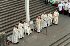 Trotz des sehr unbeständigen Wetters waren über 1.000 Wallfahrerinnen und Wallfahrer zur diesjährigen Bistumswallfahrt auf den Domplatz – vor der Kulisse von Dom und Severikirche – gekommen. 
Mindestens noch einmal so viele Menschen lauschten vom Petersberg und dem umliegenden Straßen aus dem Klang der Gloriosa – der weltweit ältesten freischwingenden Glocke des Mittelalters – welche den Wallfahrtsgottesdienst einläutete. 

Passend zum Motto: „ZusammenFinden“  hatten sich Christen aus dem gesamten Thüringer Raum auf verschiedensten Pilgerwegen auf  den Weg in die Thüringer Landeshauptstadt gemacht. Darunter auch Vertreter verschiedener Ordensstände wie dem Deutsch Orden, dem Orden der Ritter vom Heiligen Grab zu Jerusalem und dem Malteser Orden. 

Bischof Ulrich Neymeyr betonte, dass es ein Gebot der Stunde sei, dass die Menschen „Zusammenfinden“. Auch ging er auf auf die aktuelle Situation in der katholischen Kirche ein. Dabei betonte er, dass es sehr unterschiedliche Auffassungen und Vorstellungen über die zukünftige Ausrichtung und den Weg der Kirche in die Zukunft gäbe. „Es ist eine große Herausforderung, synodal (*1) auf einem gemeinsamen Weg zu bleiben. Manches können wir hier in Deutschland selbst gestalten. In vielen Bereichen sind wir aber in die Weltkirche eingebunden.“

Nach den durch Pandemie-Anordnungen eingeschränkten Möglichkeiten freuten sich viele Menschen, sich in diesem Jahr wieder auf dem Domplatz zu treffen, sich zu begegnen und auszutauschen. Mit einem modernen Musikstil überzeugte auch die Leinefelder Band „Heaven‘s Gate“, welche zusammen mit dem Domorganisten Silvius von Kessel an der Orgel den Gottesdienst musikalisch untermalte.

*1 Der Synodale Weg nennt als Ziel des Forums: „Das Forum beleuchtet die Rolle der Frau in der Kirche. Mit dem Synodalen Weg geht es um die Frage, wie die Relevanz von Glaube und Kirche wieder in die gesellschaftliche Debatte eingebracht und gleichzeitig Antworten auf innerkirchliche Fragen gegeben werden können.
Auf dem Foto in der Mitte, Bischof Ulrich Neymeyr. Foto: Andreas Abendroth